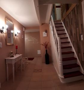 - un couloir avec un escalier, une table et un bureau dans l'établissement Fehmarn Ostseeferien FW4Große Strandperle 1151, à Puttgarden