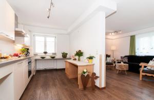 een keuken en een woonkamer met een keuken en een woonkamer bij Hirschberg in Bad Wiessee