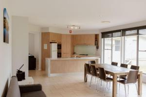 a kitchen and dining room with a table and chairs at Tindarra Resort in Moama