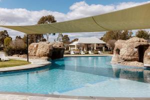 ein großer Swimmingpool in einem Resort mit Überdachung in der Unterkunft Tindarra Resort in Moama