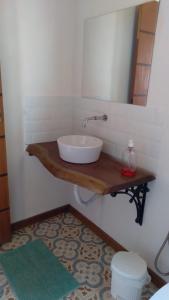 une salle de bains avec un lavabo blanc et un miroir dans l'établissement Villa do Sol, à Conceição da Ibitipoca
