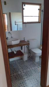 une salle de bain avec un lavabo et des toilettes dans l'établissement Villa do Sol, à Conceição da Ibitipoca