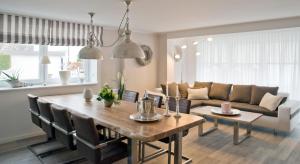 uma sala de estar com uma mesa e um sofá em "Strandvilla Seagull - Whg Seaside" em Grömitz