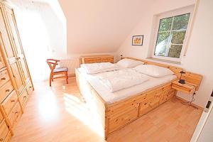 una camera con un grande letto e una finestra di Seeadler a Zingst