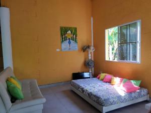 1 dormitorio con cama y ventana en Cabaña cerca al mar - A 200 mts, en Coveñas