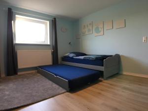 een slaapkamer met 2 bedden en een raam bij Knudsens Koje in Windeby