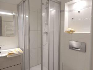 y baño con ducha y lavamanos. en Resi E06 en Prerow