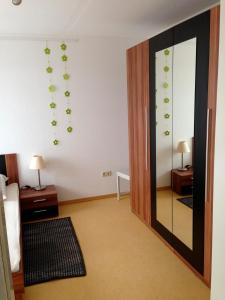een kamer met een deur met groene stickers op de muur bij Ferienwohnung Ertl - 14518 in Petersdorf auf Fehmarn