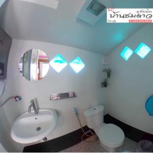 Bathroom sa Baan Chomdao Phu Thap Buek