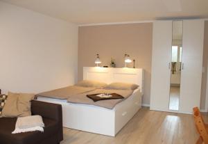 een slaapkamer met een groot wit bed in een kamer bij Landhaus Lippmann Whg3 in Grönwohldshorst
