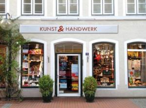 een winkel voor een winkel met twee ramen bij Kunst&Handwerk in Eckernförde