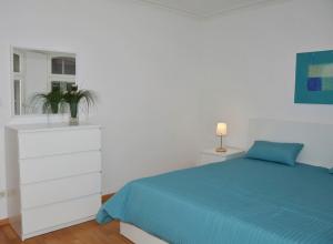 エッカーンフェルデにあるKunst&Handwerkのベッドルーム(青いベッド1台、白いドレッサー付)