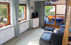 ein Wohnzimmer mit einem Sofa und 2 Fenstern in der Unterkunft Dorfoase - a56995 in Sankt Peter-Ording