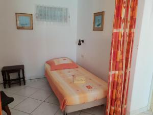 - une petite chambre avec un lit dans l'établissement Bellevue Nr 1 Apartment 10, à Carvoeiro