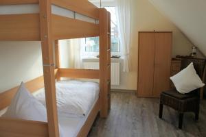 Poschodová posteľ alebo postele v izbe v ubytovaní "Ferienhaus Sternchen" für die große Familie