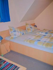um quarto com duas camas com almofadas em Am Deich 33 em Zingst
