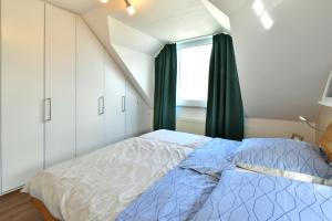 a bedroom with a bed and a window at Seeblick 8, PP außen in Zingst