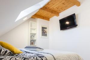 Zimmer mit einem Bett und einem TV an der Wand in der Unterkunft Apartmani Vesna Tuheljske toplice in Tuheljske Toplice