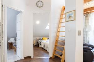 een kamer met een ladder naar een slaapkamer bij Apartmani Vesna Tuheljske toplice in Tuheljske Toplice