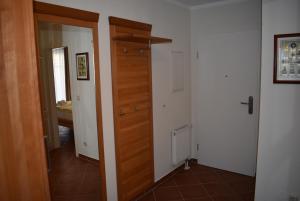 einen Flur mit Holztür in einem Zimmer in der Unterkunft Am Kurpark " Nr 811" in Baabe