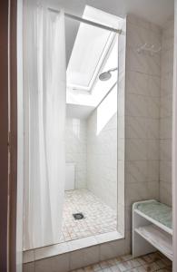 a bathroom with a shower with a glass door at Knusthof - Wohnung 2 in Strukkamp auf Fehmarn