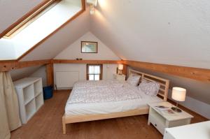 1 dormitorio con 1 cama en el ático en Gästehaus Nitsch, en Prinzendorf an der Zaya