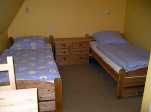 two twin beds in a room with at Buernstrat in Boldixum