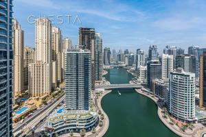 eine Luftaufnahme einer Stadt mit einem Fluss und Gebäuden in der Unterkunft Bay Central, Dubai Marina in Dubai