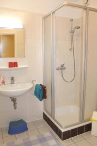 La salle de bains est pourvue d'une douche et d'un lavabo. dans l'établissement "Pappelhof - Whg 4", à Grömitz