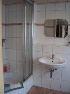 een badkamer met een wastafel en een douche bij Appartement Altes Land Jork bei HH in Jork