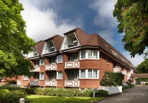 ein großes rotes Backsteingebäude mit braunem Dach in der Unterkunft Hotel Seeschwalbe in Cuxhaven