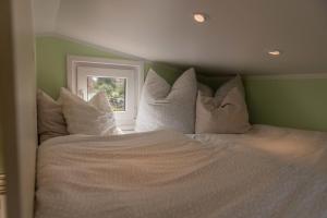 מיטה או מיטות בחדר ב-Huxfeld-Hof - Tiny-House MOORitz