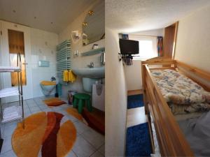 1 dormitorio con 1 cama y baño con lavamanos en Ferienhaus Röbiger, en Klingenthal
