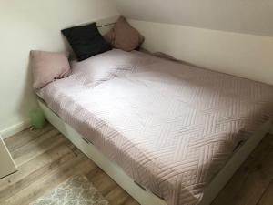 Een bed of bedden in een kamer bij Ferienwohnung Wasserslebener Weg