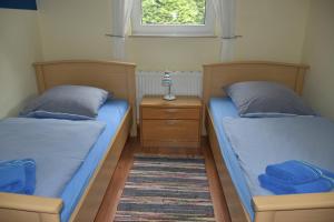 2 aparte bedden in een kamer met een raam bij Inselhof Steengrafe - Strandblick in Schwanewede