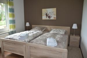een slaapkamer met een bed met twee handdoeken erop bij Inselhof Steengrafe - Strandblick in Schwanewede