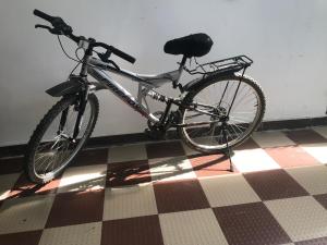 Jazda na bicykli v okolí ubytovania 9Backpackers Dehradun