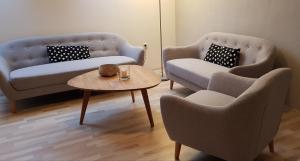 ein Wohnzimmer mit 2 Stühlen und einem Tisch in der Unterkunft Ferienhof Meier, Fewo Pusteblume in Eversmeer