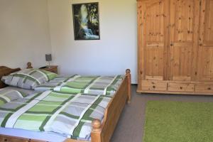 グレーミッツにある"Pappelhof - Whg 9"のベッドルーム1室(ベッド1台付)、木製キャビネットが備わります。
