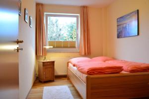 Un pat sau paturi într-o cameră la Haus am Grömitzer Deich - Whg 4