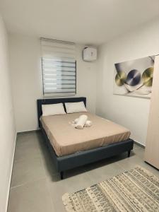 Postel nebo postele na pokoji v ubytování דירת נופש ׳חושן׳ + 4 fotografie