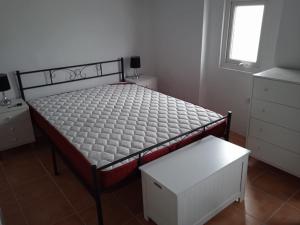 Tempat tidur dalam kamar di Cottage Martos Med Syndicate 2