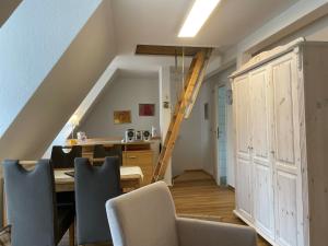 クヴェードリンブルクにあるApartment mit Balkon No2のテーブルと椅子、階段が備わる客室です。