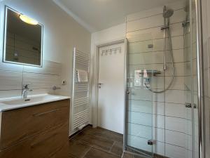 クヴェードリンブルクにあるApartment mit Balkon No2のバスルーム(シャワー、シンク、鏡付)