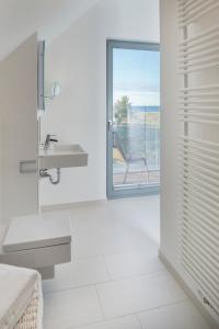 Ванная комната в Ostsee - Reetdachhaus Nr 36 "Warder" im Strand Resort