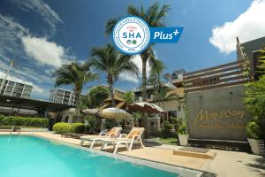 een zwembad in een resort met een bord waarop shka plus staat bij My Way Hua Hin Music Hotel SHA Extra Plus in Hua Hin