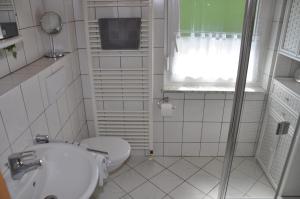 uma casa de banho com um WC e um lavatório em Ferienhaus "Antonia" - a47030 em Witzenhausen