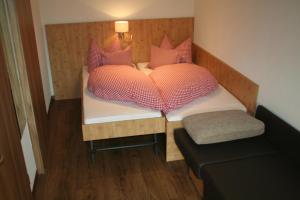 Habitación con 2 camas con almohadas rosas. en Fockenstein, en Bad Wiessee