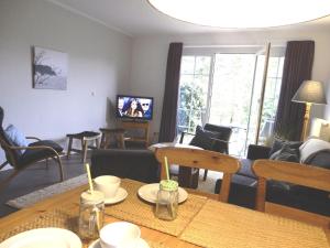 - un salon avec un canapé et une table dans l'établissement Gästehaus Whg 1, à Prerow