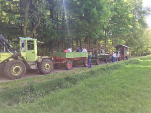 a tractor pulling a train full of people at Gästehaus Bommelsen - FEWO 1 in Bomlitz